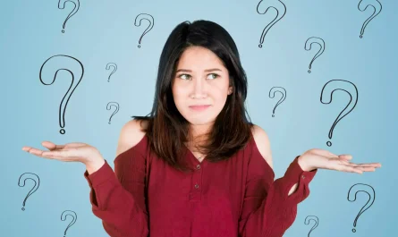 étudiante se posant des questions