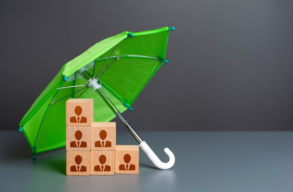 Parapluie couvrant des blocs avec des logos de personnes pour montrer le caractère personnel