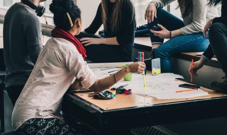 Groupe d'étudiants travaillant en équipe autour d'une table.